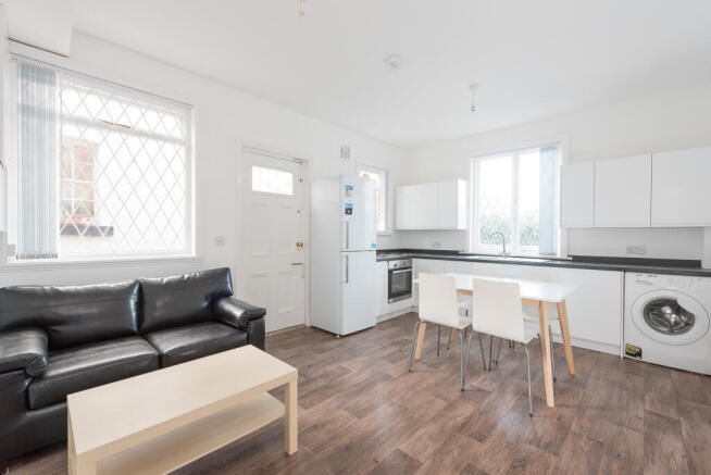 5 bed House to rent Image 6