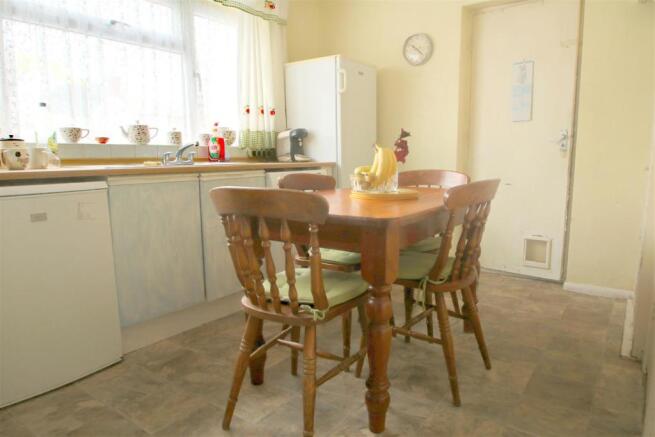 KITCHEN/BREAKFAST ROOM: