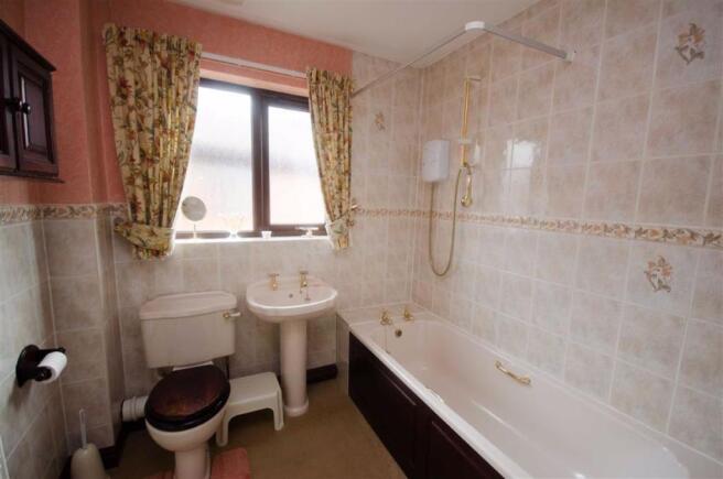 FAMILY BATHROOM