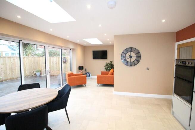 5 Embleton Rd-Kit4.JPG