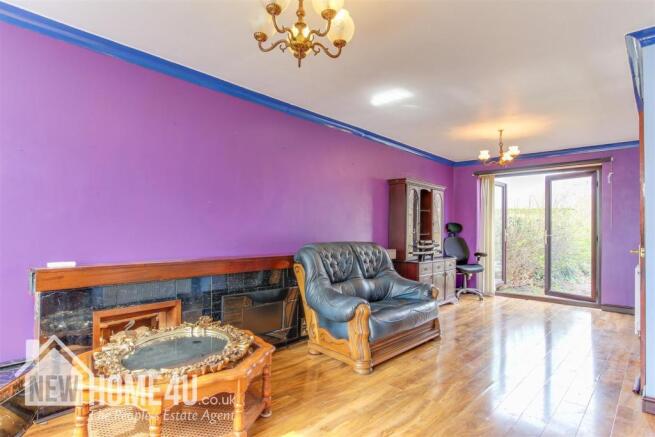 LOUNGE / DINING: