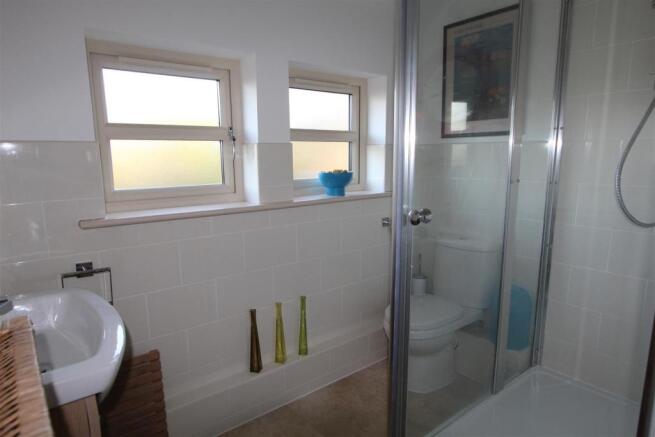 EN-SUITE SHOWER ROOM
