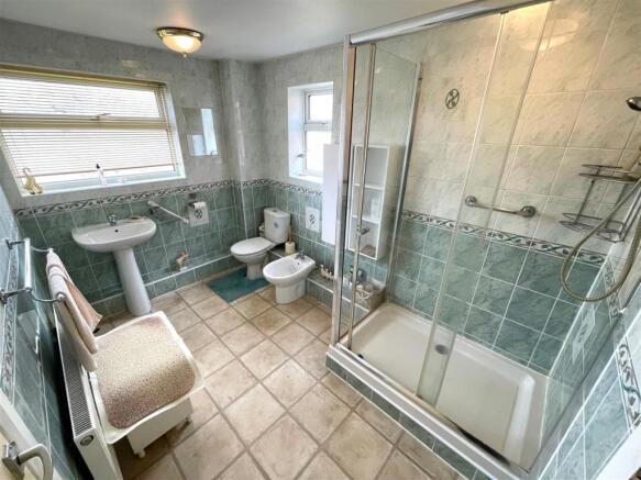 bathroo,.jpg