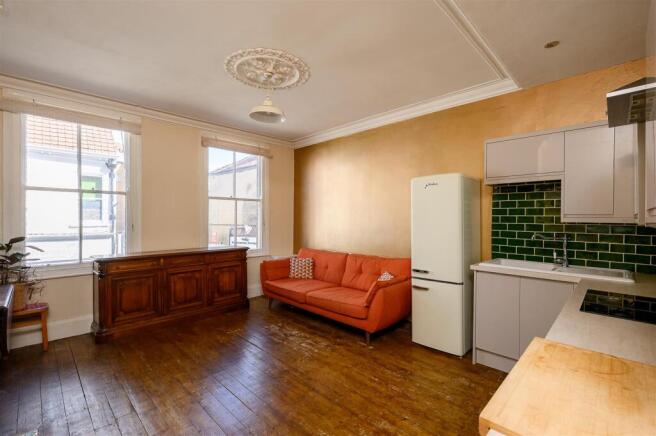 LIVING / KITCHEN