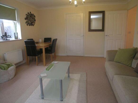 LOUNGE/DINING AREA