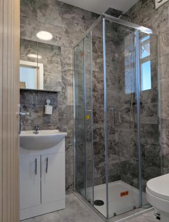 Rm 2 en suite.jpeg