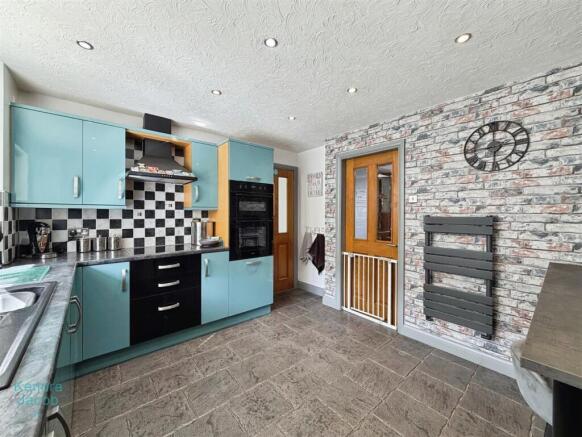 4 bed Detached for sale Image 6