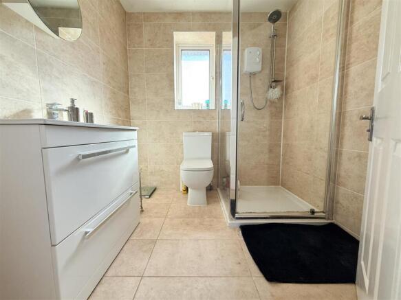FAMILY SHOWER ROOM