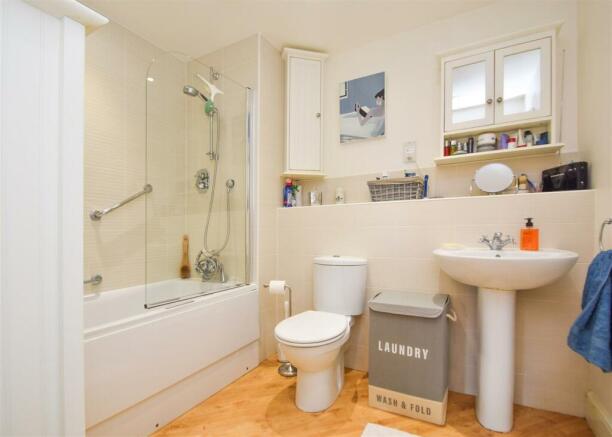 2 The Water Gardens - Bathroom.jpg