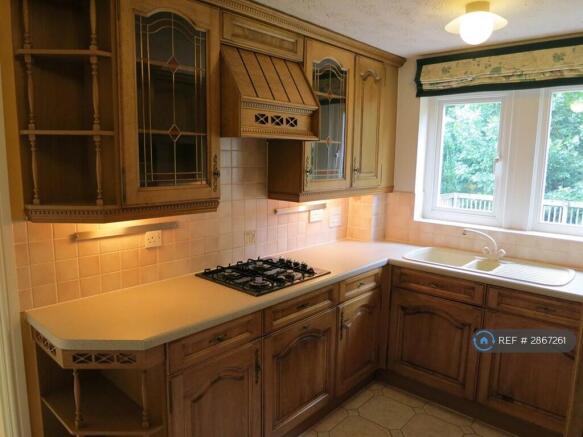 4 bed Semi-Detached to rent Image 12