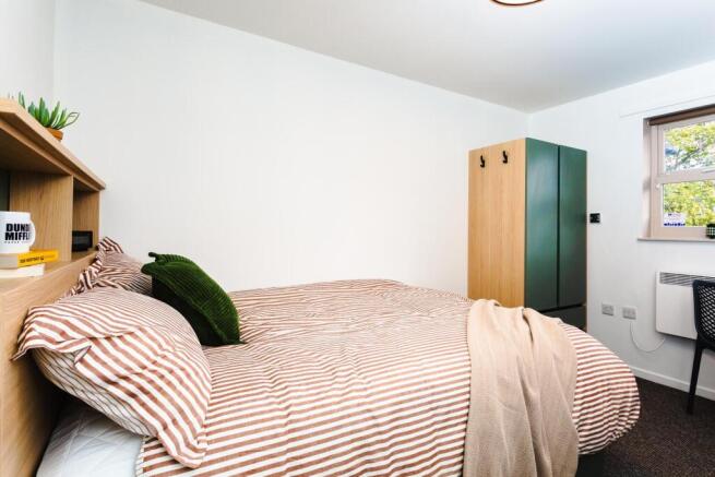 Bright, neatly presented double bedroom with a ...