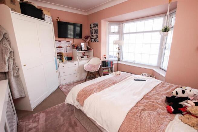 SEPARATE DINING ROOM AND/OR BEDROOM 4