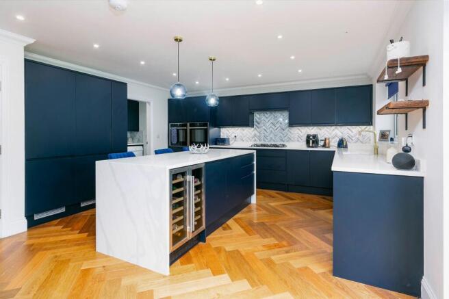 5 bed Detached for sale Image 5