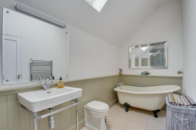 10EN-SUITE BATHROOM