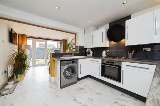 2 bed Semi-Detached for sale Image 5