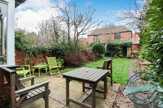Coach house to rear of garden