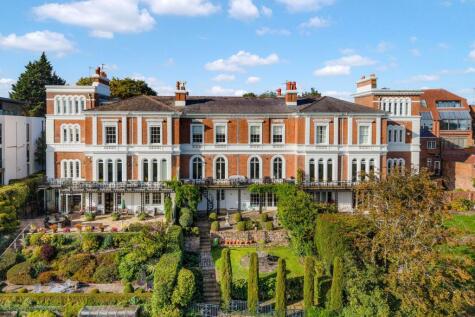 Victorian Character, Riverside Views and City Living Within Walking Distance