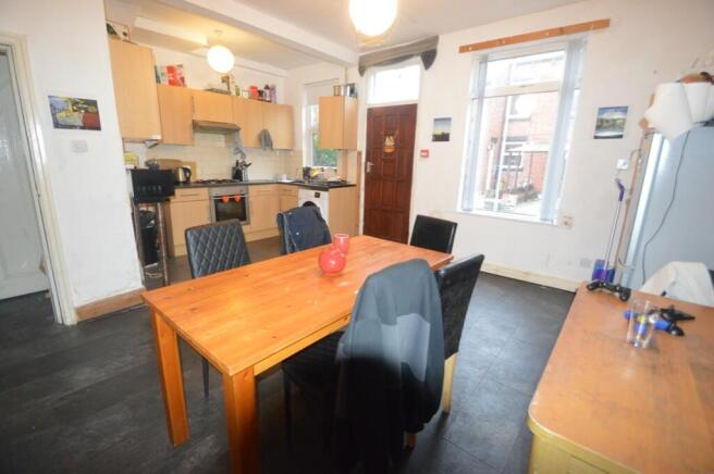 4 bed House to rent Image 6