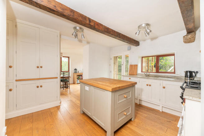 5 bed Detached for sale Image 6
