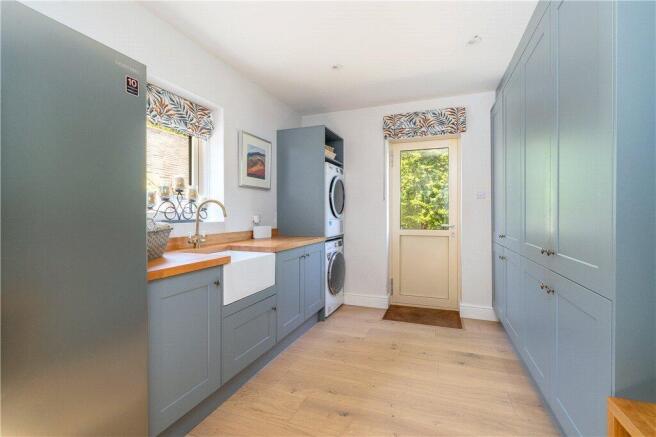 6 bed Detached for sale Image 8