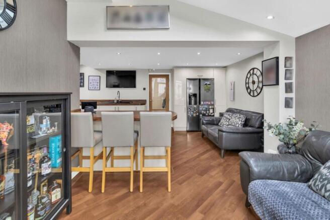 4 bed Detached for sale Image 8