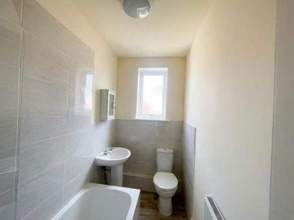 2 bed Terraced to rent Image 6