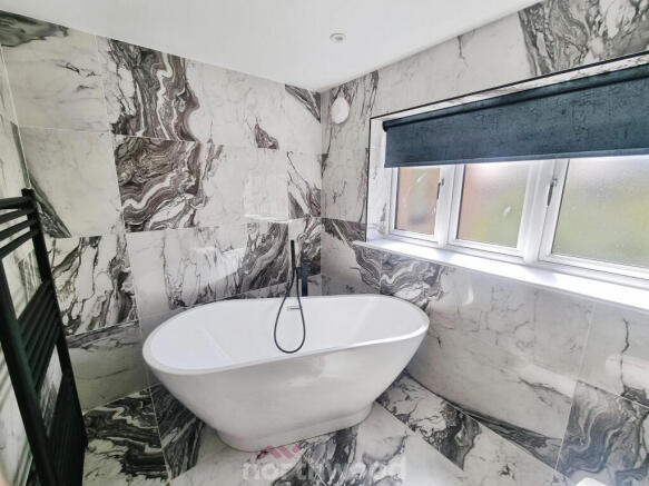 4 bed Detached for sale Image 3