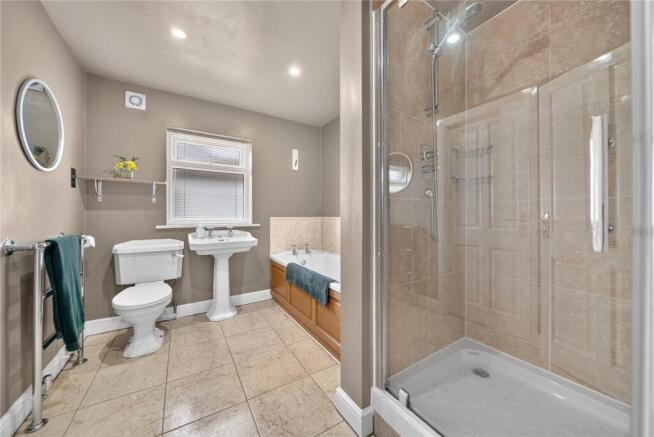 6 bed Detached for sale Image 11