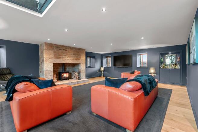 5 bed Detached for sale Image 4