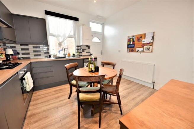 3 bed House to rent Image 8