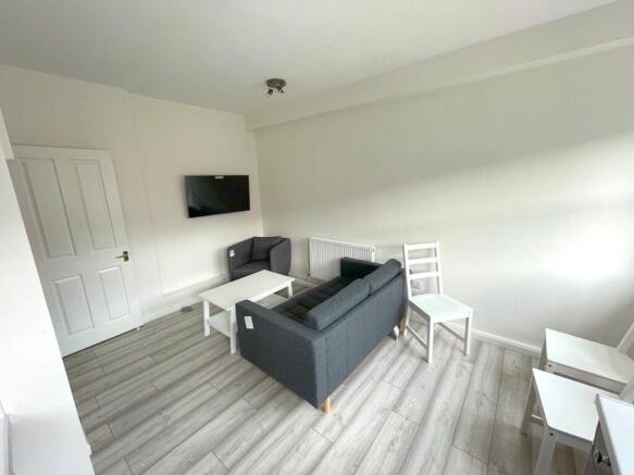 3 bed Apartment to rent Image 8