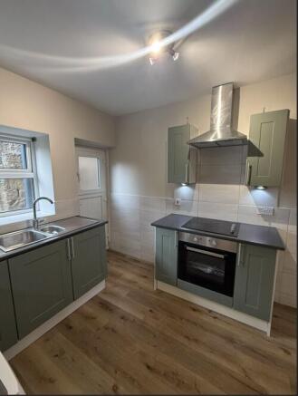 2 bed Terraced to rent Image 5