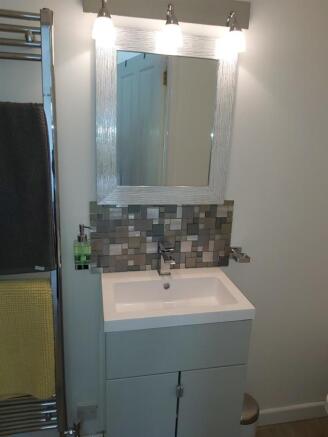 STUDIO FLAT SHOWER ROOM
