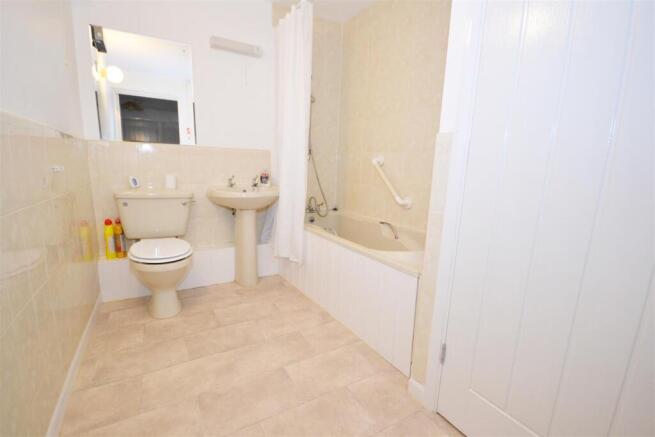 2 bed Flat for sale Image 5