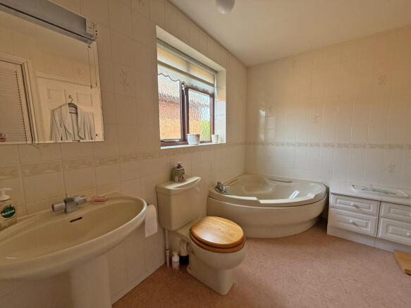 4 bed Detached Bungalow for sale Image 12