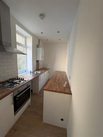 2 bed Terraced to rent Image 4