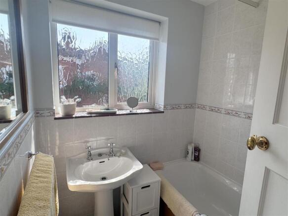 Bathroom 1.JPG