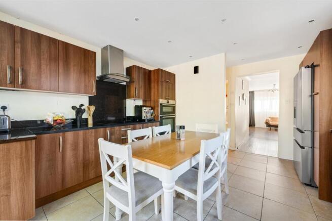FITTED KITCHEN