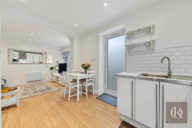 Flat 1, 129 Clapham High Street SW4 7SS-10.jpg