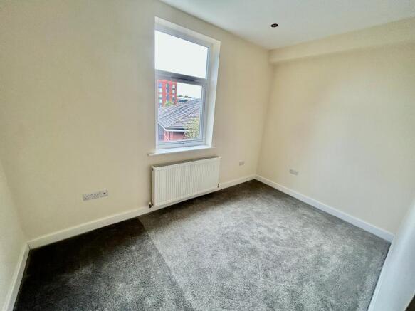 4 bed House to rent Image 8