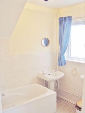 FAMILY BATHROOM