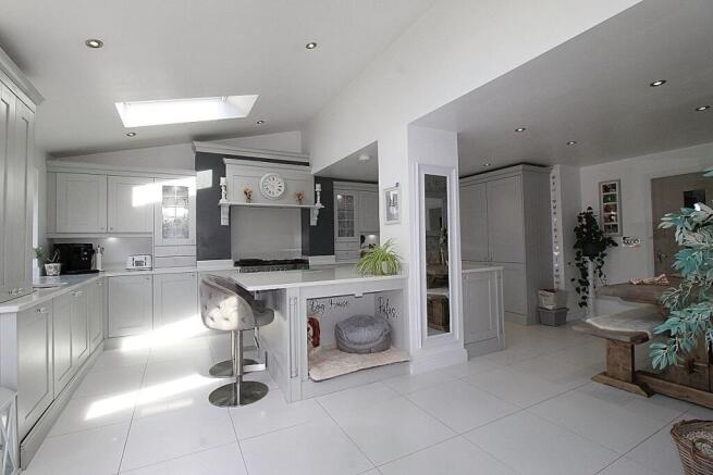 4 bed Detached for sale Image 5