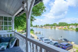 8, Riverside Cottages, Manor Road, Walton-on-thames KT12 2PF