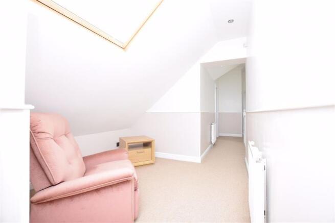 FIRST FLOOR LANDING