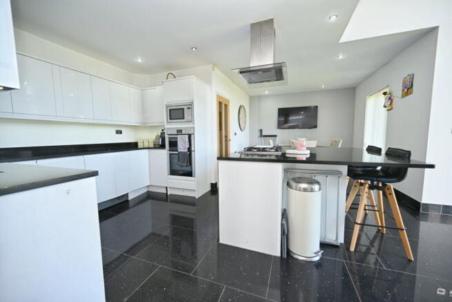 5 bed Link Detached House for sale Image 4