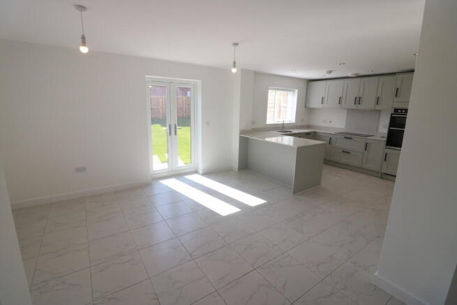 4 bed Detached to rent Image 6