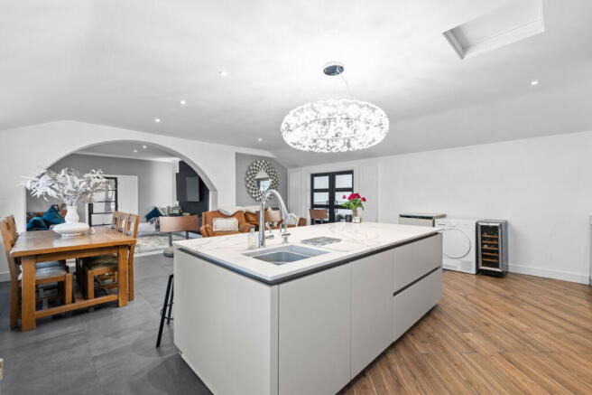 6 bed Detached for sale Image 9