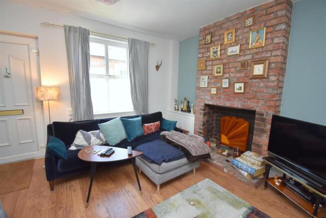 LIVING ROOM.JPG