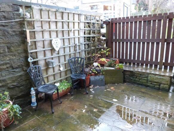 COURTYARD GARDEN TO THE FRONT