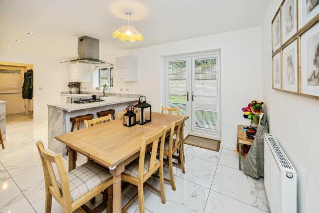 Manor Close, Huddersfield, HD2 photo 2